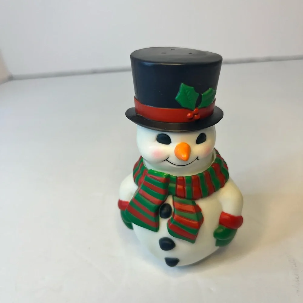 4” AVON TOP HAT SALT‎ AND PEPPER SHAKER SET GIFT COLLECTION SNOWMAN CHRISTMAS.